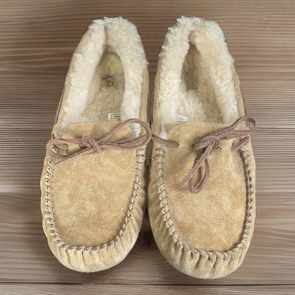 UGG Dakota #5612 Women's Slipper Chestnut Brown Leather Tie Size 10 Women's - Picture 1 of 9